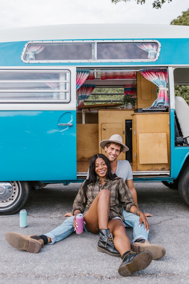 couple-sitting-on-the-ground